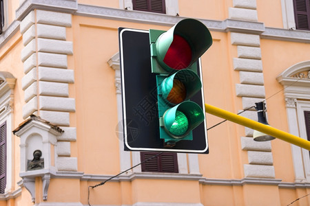 车城市的交通灯亮着绿指导安全图片