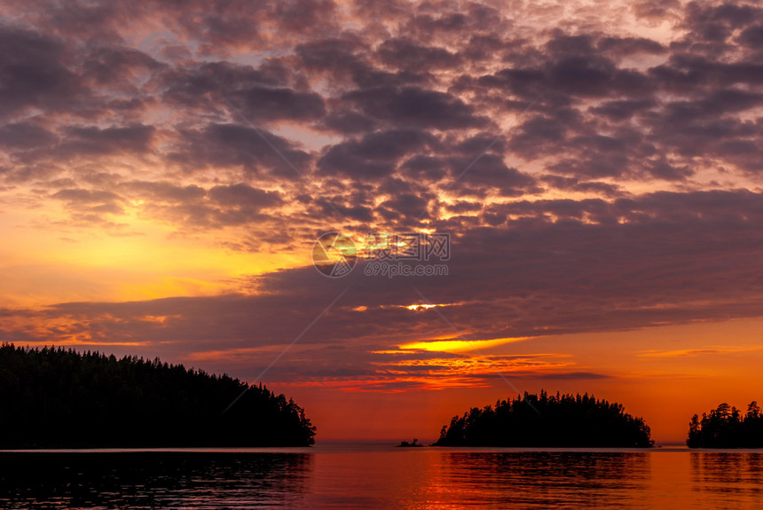 湖泊上的落日图片