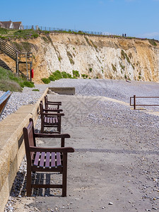 白色的海岸线夏季在怀特岛海滩的弹棚上英国格兰以泥板为着眼点船图片