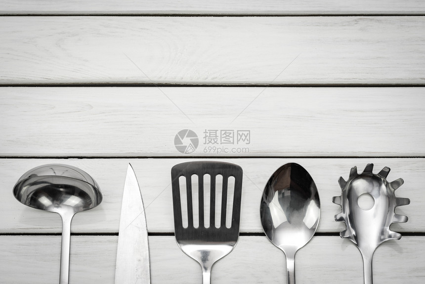 配件项目银制厨房用的顶端视图在有复制空间的木桌子上午餐图片