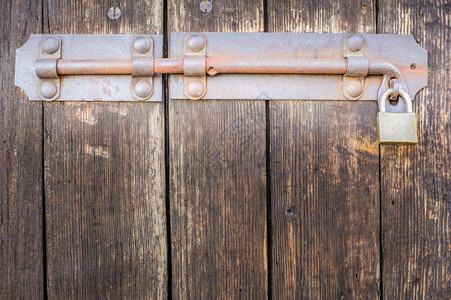 盾牛棚木门的旧闩锁外部金属图片
