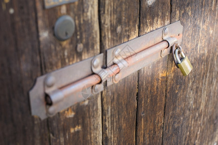 牛棚木门的旧闩锁开盾外部图片