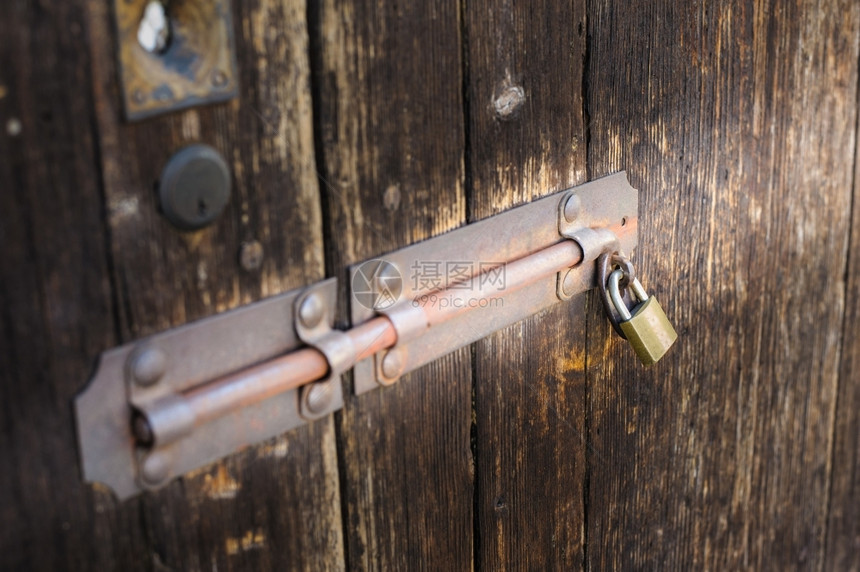 钥匙入口牛棚木门的旧闩锁禁止图片