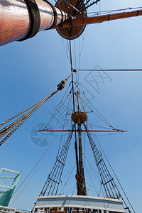 浪漫的高仰望蓝天帆船上登顶和操纵的景象巡航图片