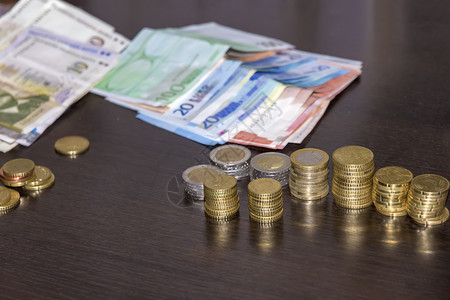 准备好假期许多钞票和硬币列车欧元放在桌上准备旅行成功图片