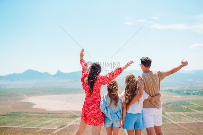 快乐的趣一家人在山上度假幸福的一家人在山上度假孩子图片