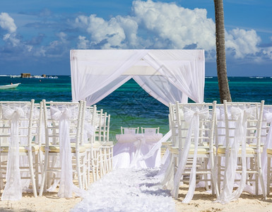旅行云蓝色的在加勒比海滩巴瓦罗蓬塔卡纳多米尼加的热带婚礼图片