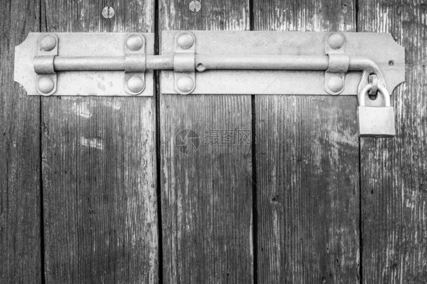 挂锁牛棚木门的旧闩锁腐蚀安全的图片