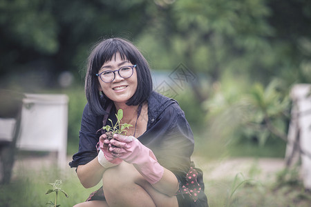 庄稼农业健康在家庭花园里种植有机蔬菜的亚洲妇女图片