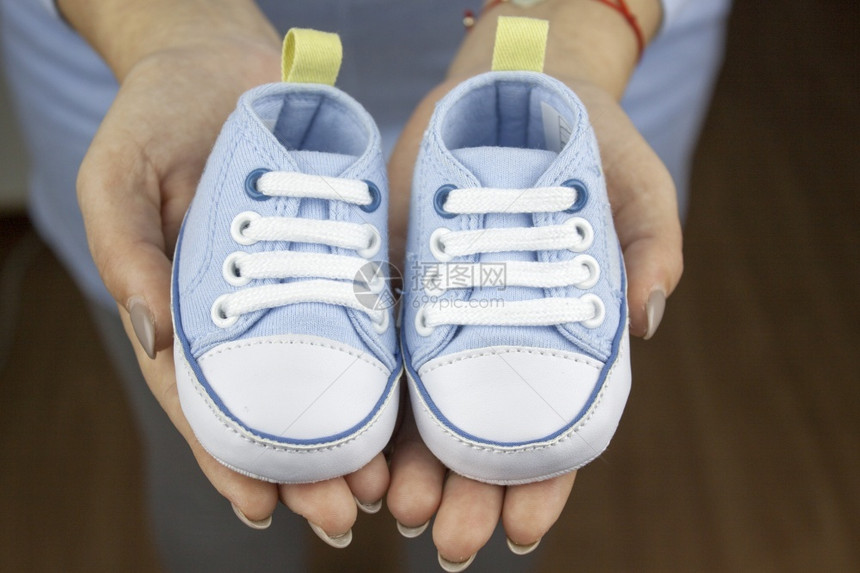 孩子配饰广告不同种类的婴儿运动鞋构成孕产期图片