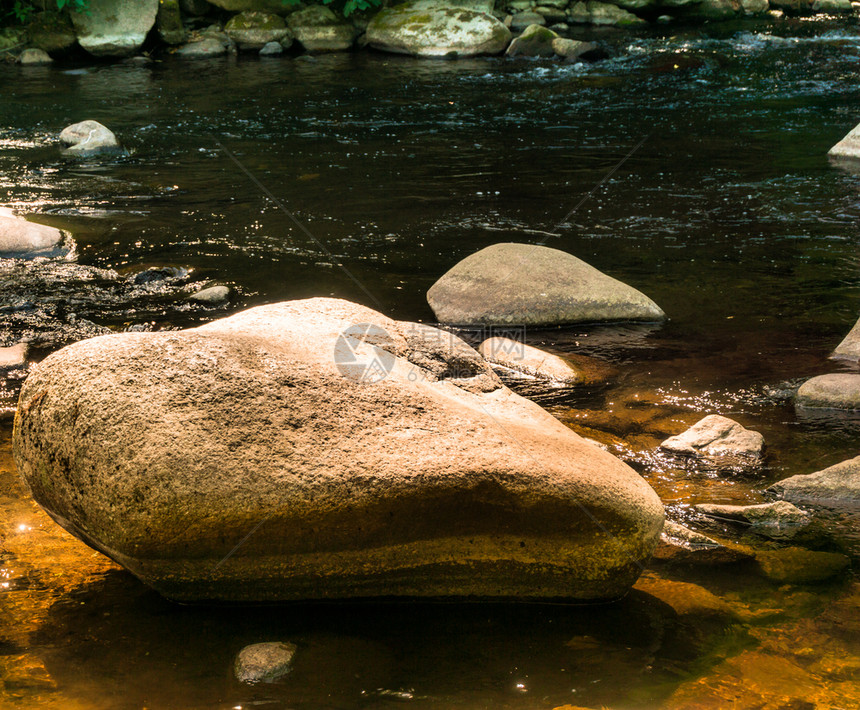 塔勒附近Bode的巨石和作为休息思考和默的地方瀑布沉冥想图片