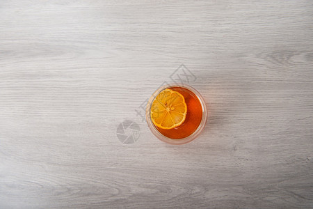 甜的清爽茶和柠檬放在木制桌上汤匙加柠檬放在浅木制桌子上茶碗图片