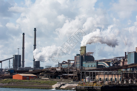 钢铁厂加运河概览述锈工业的高清图片