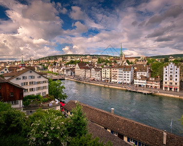 瑞士苏黎世天空线和林马特河中观测瑞士苏黎世水历史地标图片