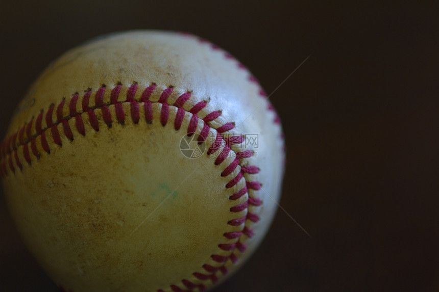 娱乐老棒球的特写镜头摇摆缝图片