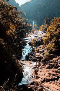 乌瓦森林岩石远离美丽的拉瓦纳瀑布高清图片