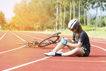 户外女孩膝上因自行车运动和事故概念而发生体育事故受伤头盔麻痹图片