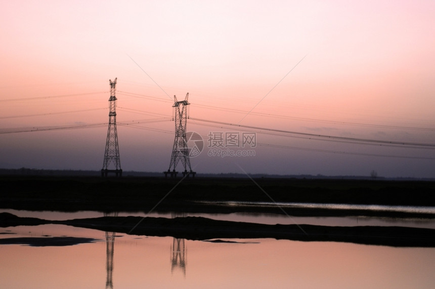 湖河边粉色日落的风景高金图片