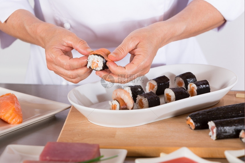 制作寿司的厨师图片
