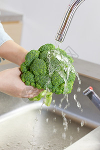 厨房洗菜蔬食物新鲜的维他命图片
