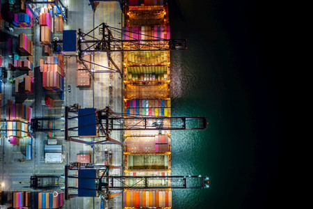 夜景集装箱船在深海港口装卸商业服务和工货物流进出口运在公海集装箱船的鸟瞰图集装箱载货物船无人机工业的重背景图片