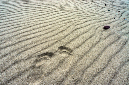 澳大利亚蓝色的追踪走在沙滩上两个脚印在海沙上走滩图片