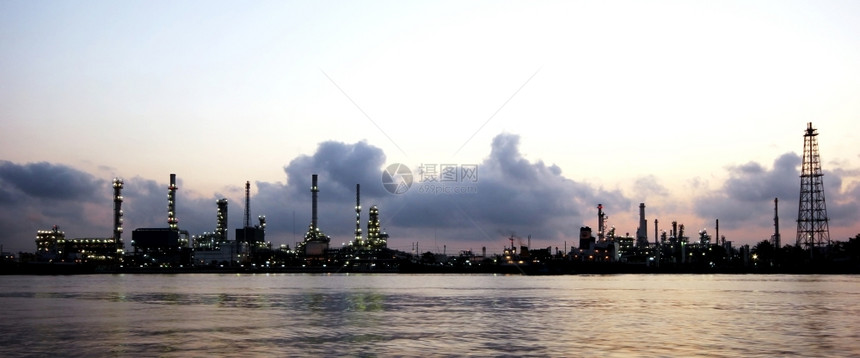 烟雾层蒸馏泰国曼谷黄昏时的炼油厂图片