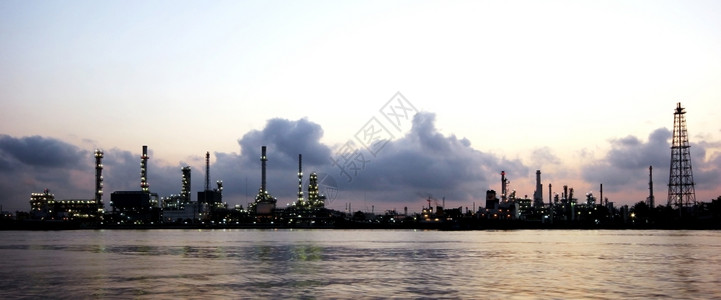 烟雾层蒸馏泰国曼谷黄昏时的炼油厂图片