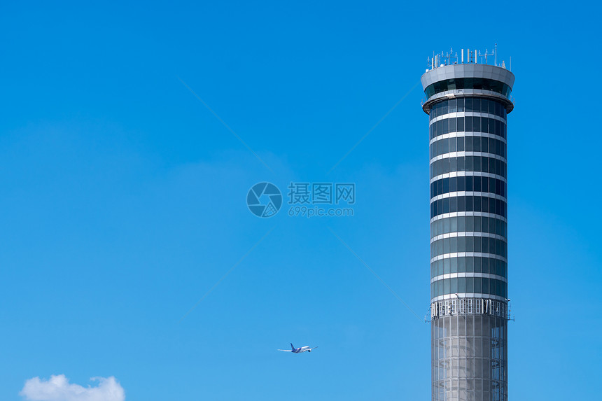 监视中央现代的机场空中交通管制塔国际航班在蓝天上飞行机场交通管制塔用于雷达控制空域航技术飞行管理图片