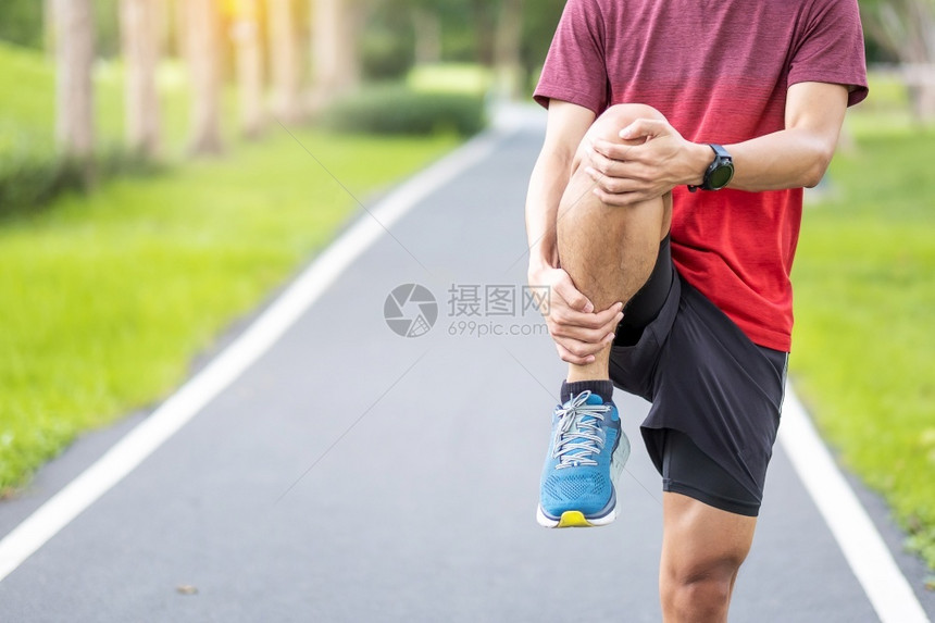 衬衫在公园户外露天穿红色运动服伸展肌肉的成年男子青跑步在早晨健康身锻炼和康生活方式概念中为跑步和慢做好准备活动手图片