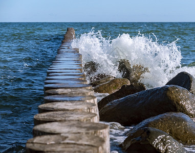 水冲击海浪和风暴冲击防波堤海浪溅起罗的浪溅起波罗的海浪和风暴质地港口安全背景
