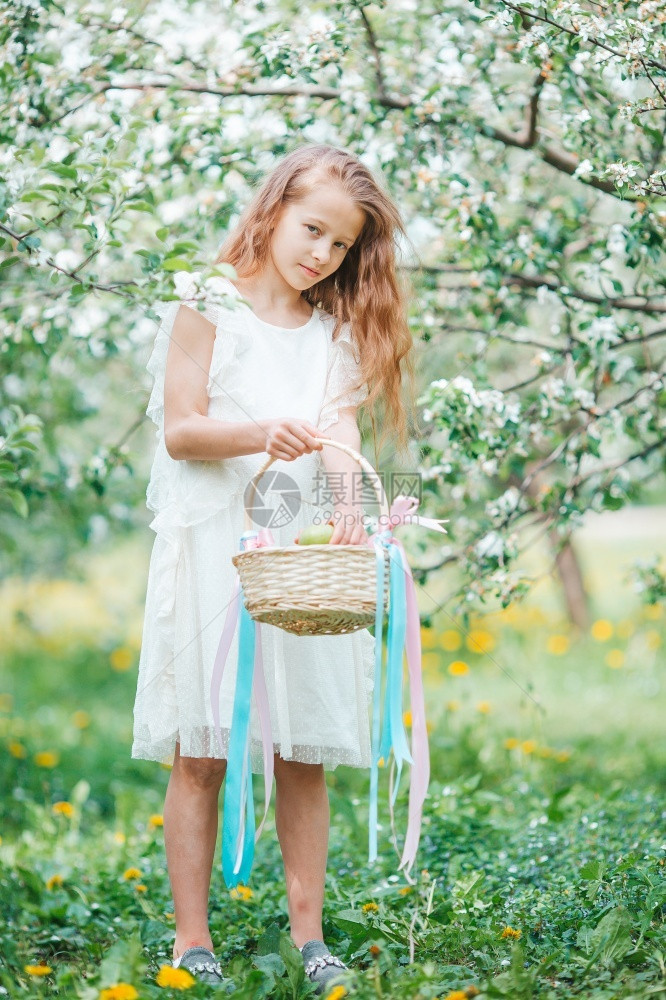 眼睛微笑新鲜的美丽小女孩在春天盛开的苹果园里美丽的小女孩在盛开苹果园里美丽春天图片