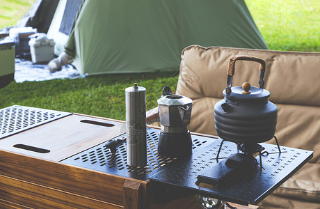 桌边的黑水壶和咖啡研磨机背景图片