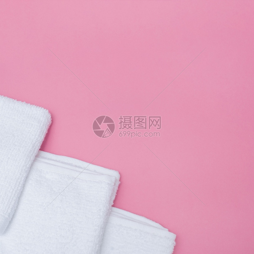 高角度照片清晰白毛巾粉红色背景高品质相片美味的厨房勺子图片