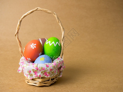 染色新鲜的复活节时在右角的棕色背景复活节彩蛋上涂着色的布朗背景复活节鸡蛋和褐背景彩行进背景图片
