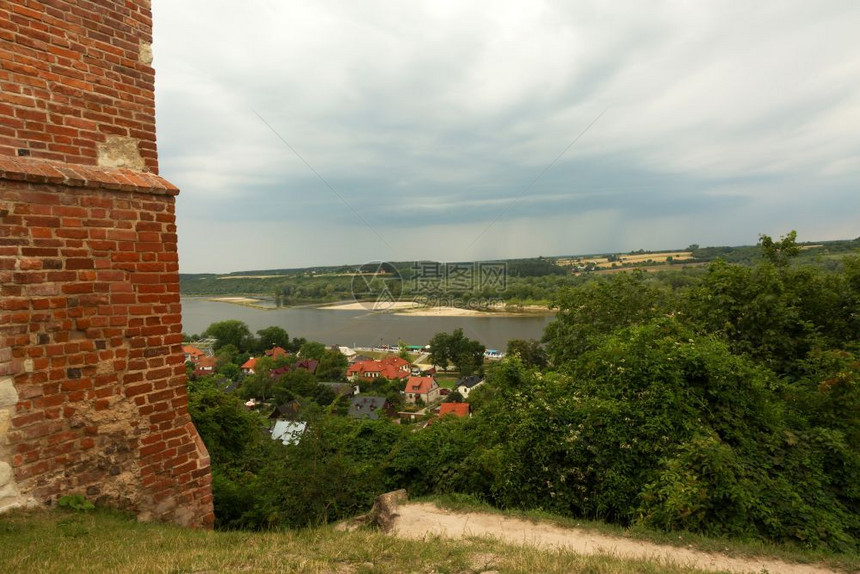 旅行夏天波兰从十四世纪的城堡墙顶部看一眼14世纪的波兰KazimimerzDolnyKazimimerz的房屋和Vistula河图片
