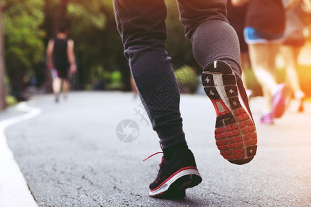 在赛道上运行的动员跑步脚紧闭鞋体健身慢跑锻炼康概念赛跑者路人们图片