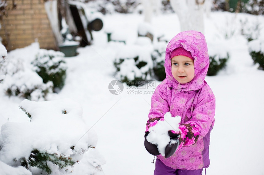 一种童年个快乐的孩子在冬日户外雕刻雪球冬季运动会一个快乐的孩子在冬日户外雕刻雪球坦率图片