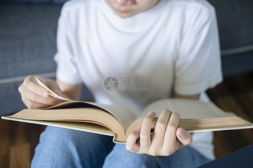 专注的年轻女读书手贴近舒适青少年一种图片