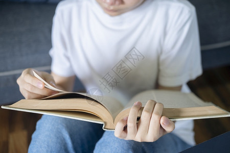 专注的年轻女读书手贴近舒适青少年一种图片