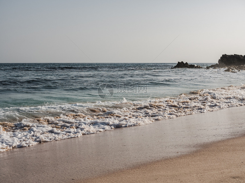 岩石夏天阿曼清空海滩对晴天和浪萨拉赫休闲和旅行概念空海滩清天和海浪美丽的图片