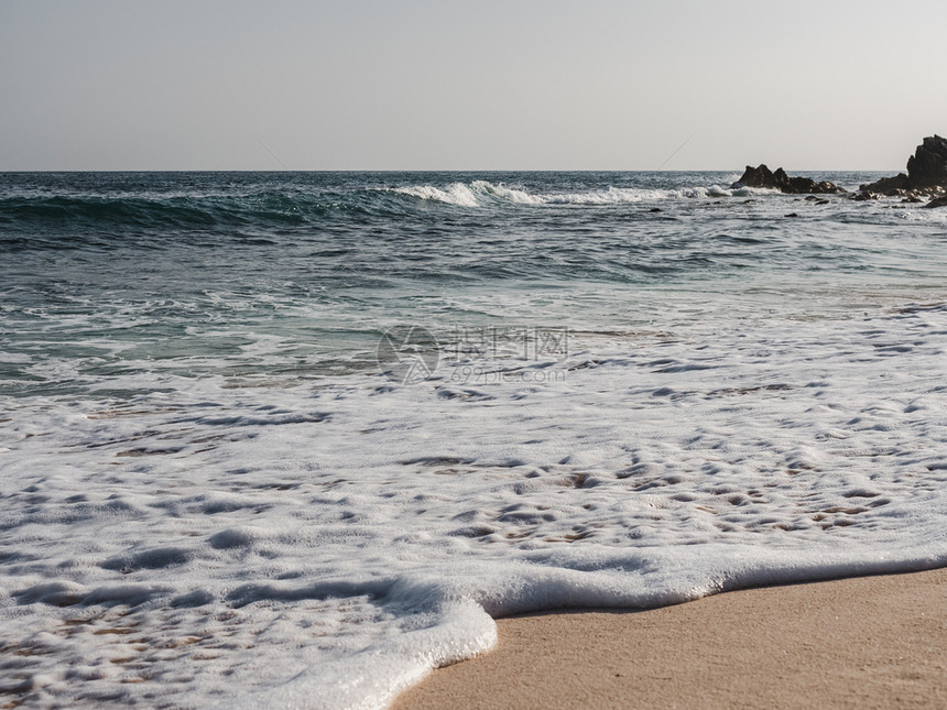 日出明信片阿曼清空海滩对晴天和浪萨拉赫休闲和旅行概念空海滩清天和海浪假期图片