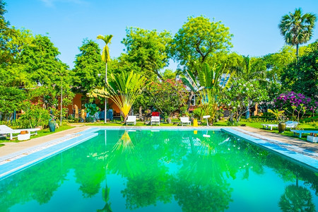 游泳池和缅甸热带花园的别墅建筑学旅游家图片