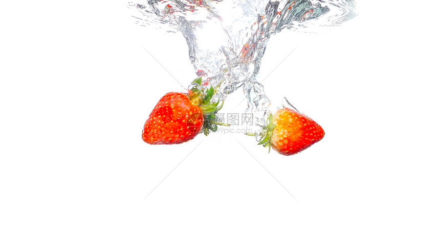 气泡健康两棵草莓水滴效应白色底液体图片