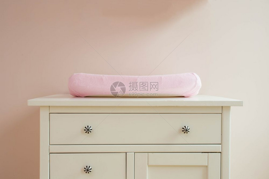 微笑婴儿房现代设计的换垫粉红色可爱婴儿房现代设计的换垫粉红色多于警报图片
