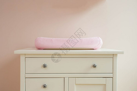 微笑婴儿房现代设计的换垫粉红色可爱婴儿房现代设计的换垫粉红色多于警报图片