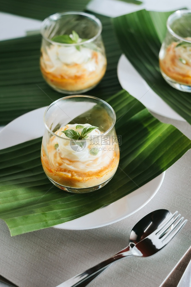 早餐晚泰国面条加鱼咖喱酱浅的田地深度焦点放在叶上面条加鱼咖哩酱图片