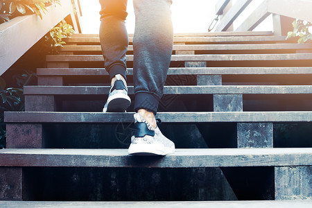 锻炼进步女男人走上成功之路运动男子爬上木制脚步图片