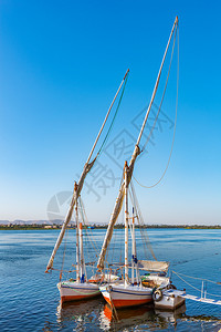 河边旅行埃及卢克索尼罗河的两艘停泊帆船埃及卢克索费卡图片