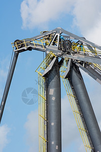 工业现场大型起重机结构体石油植物图片